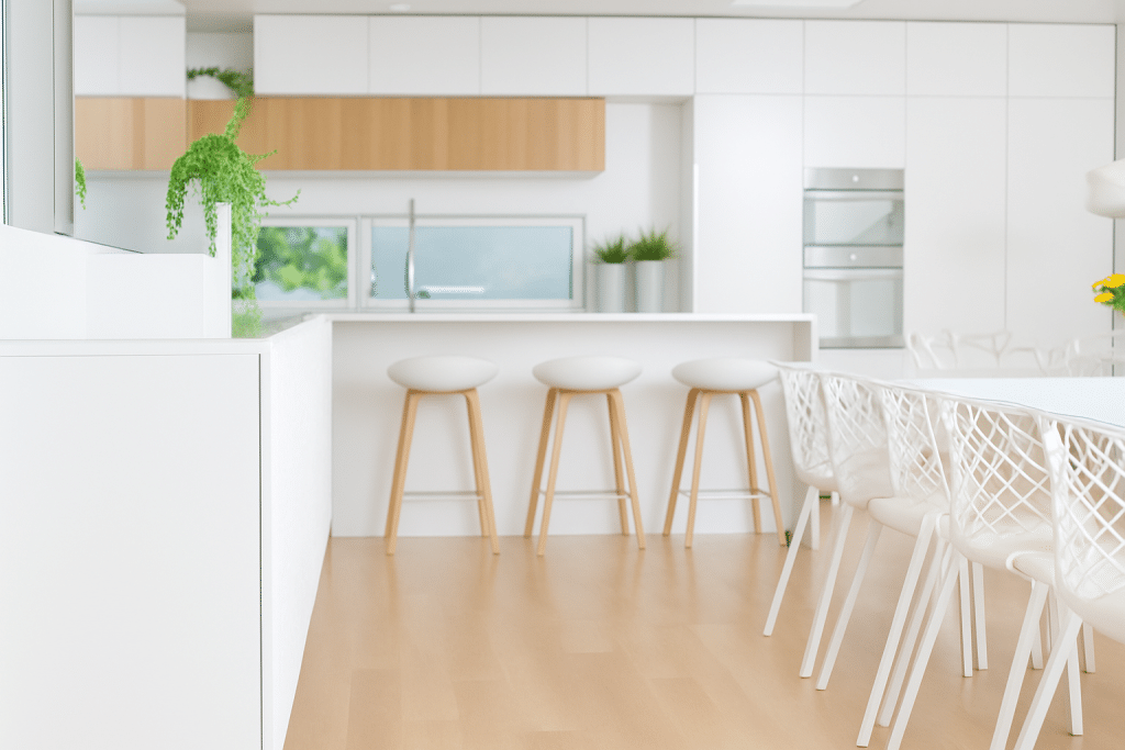 Valoisa ja moderni keittiö, joka toimii Clean Spotin kotisiivouspalvelun esimerkkikohteena.