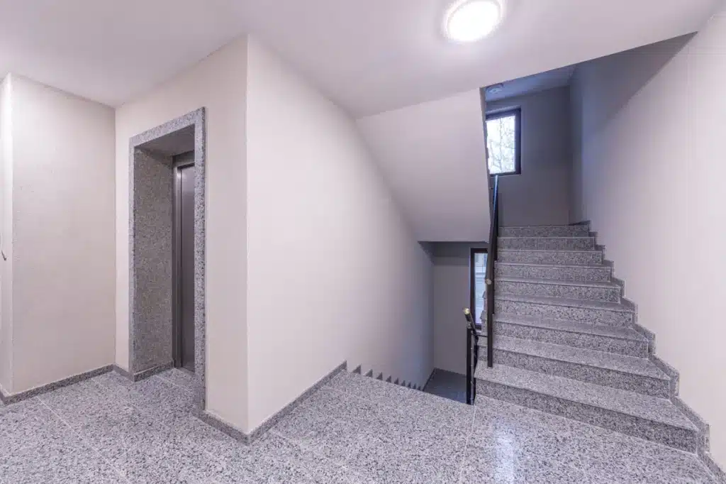 Kerrostalon rappukäytävän siivous ja puhdistus – porrassiivouspalvelu taloyhtiöille Helsingissä, Espoossa ja Vantaalla